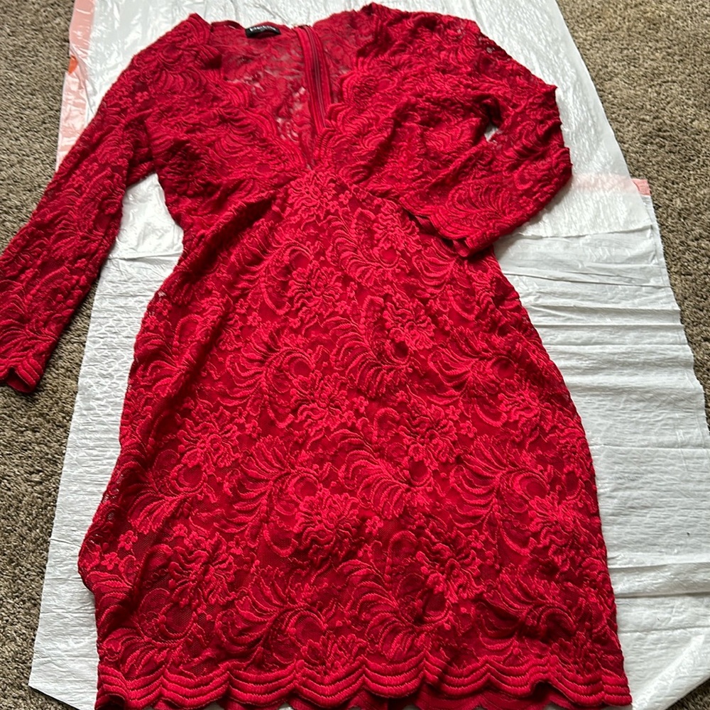 DETAILS
Step into elegance with the long  sleeve  lace dress